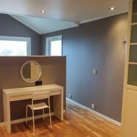 בית נופש Five Bedroom Holiday In Hebnes