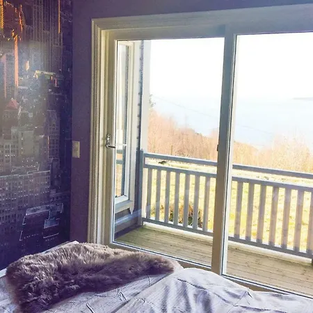 בית נופש Five Bedroom Holiday In Hebnes