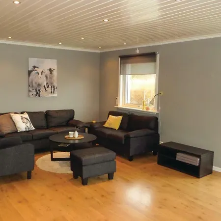 Five Bedroom Holiday In בית נופש