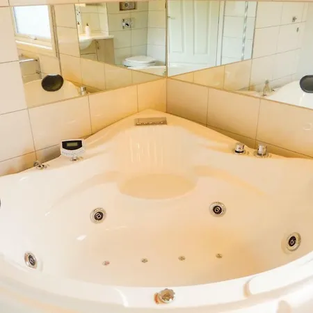 Five Bedroom Holiday In בית נופש *